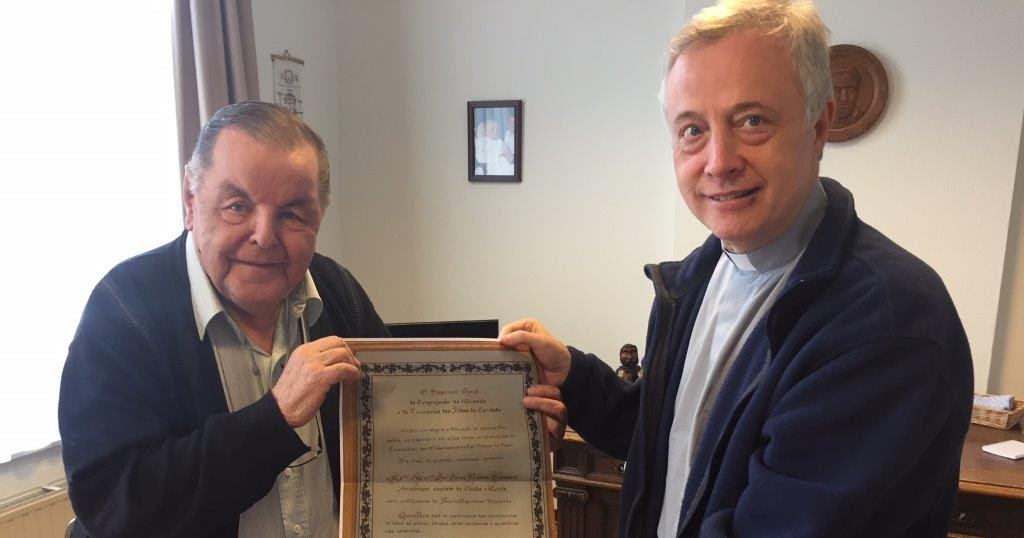 Pe. João Pubben e e SG Tomaz Mavric mostram carta de afiliação de Dom Helder Câmara